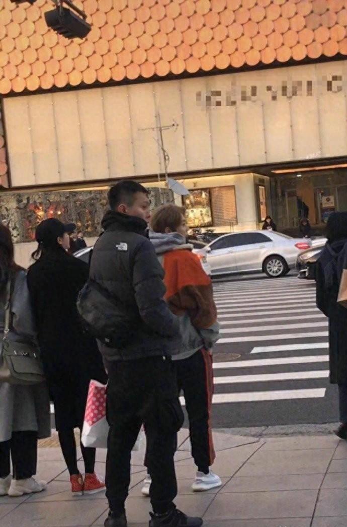 网友在韩国街头偶遇鹿晗和关晓彤，面露笑容，看起来很是甜蜜