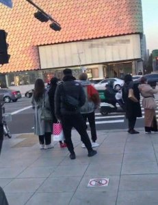 ​网友在韩国街头偶遇鹿晗和关晓彤，面露笑容，看起来很是甜蜜