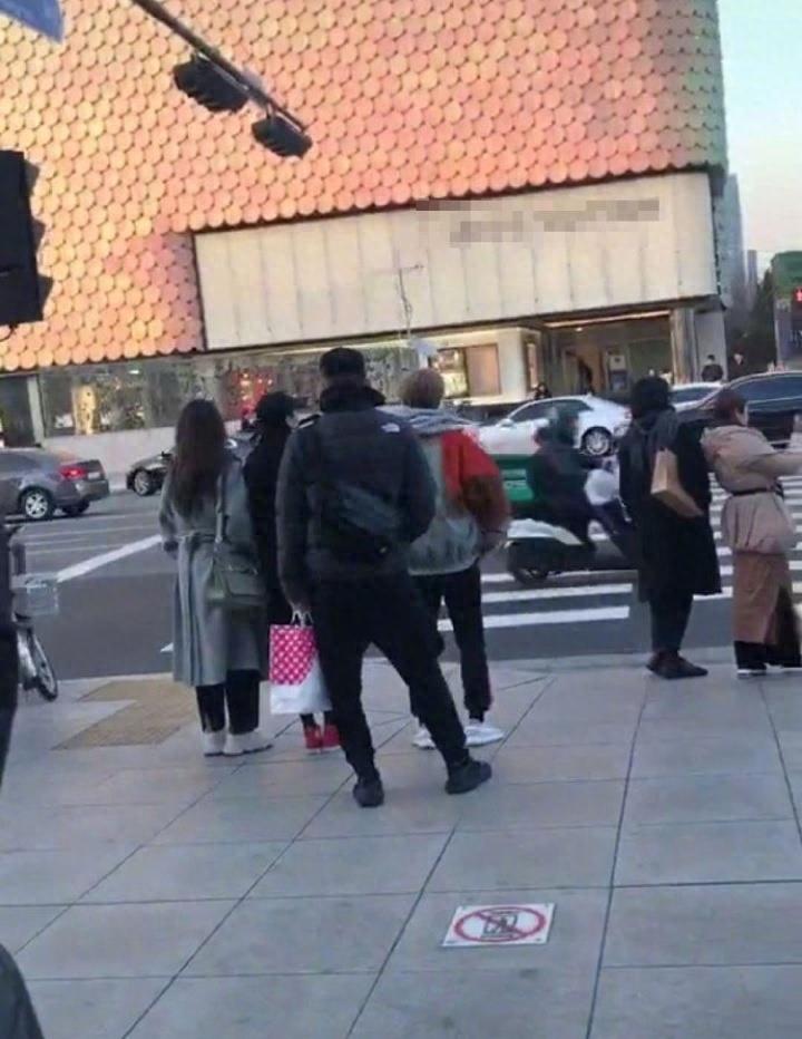网友在韩国街头偶遇鹿晗和关晓彤，面露笑容，看起来很是甜蜜
