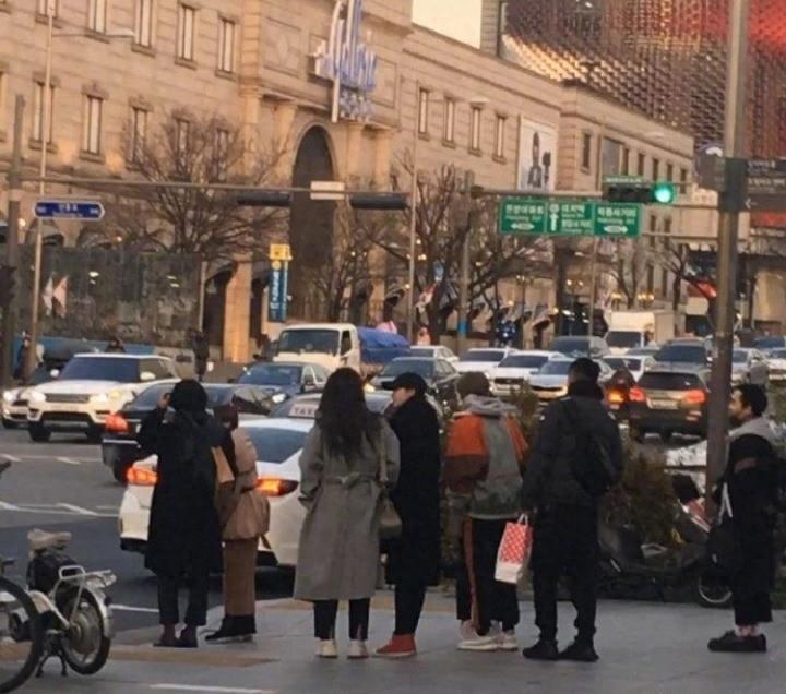 网友在韩国街头偶遇鹿晗和关晓彤，面露笑容，看起来很是甜蜜