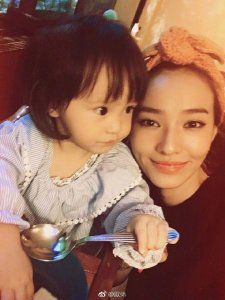 ​欧弟带妻女吃大餐！JOJO萌睡“小嘴张开”画面超有爱