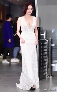 ​金栽经标志性短发配白色礼服端庄大方，招牌式笑容带来冬日温暖