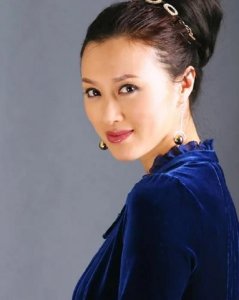 ​知名演员白珊：低调嫁圈外老公，39岁高龄产女，51岁越活越美