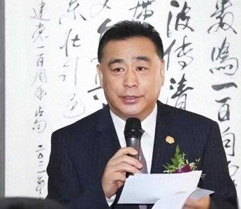 ​央视主持张宏民被逼婚：62年单身的他，却被一个辽宁大姐疯狂追