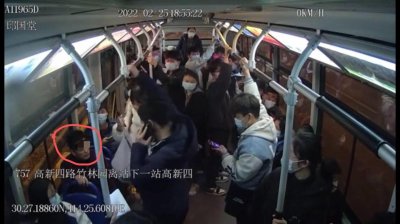 ​女子公交上遭猥亵 公交司机报警擒色狼