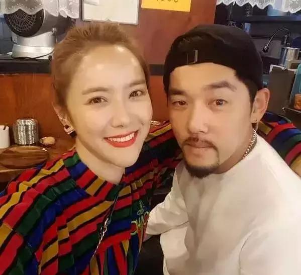 韩国整容女明星捏鼻子（又一女星整成猪鼻子）(46)