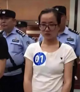 ​90后女“黑老大”杨春燕：淑女外表竟是毒辣心肠，还是在读硕士生