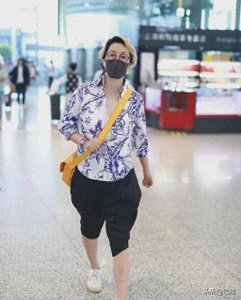 ​毛阿敏现身机场被偶遇！很难相信这是62岁的人了，状态年轻太惊艳