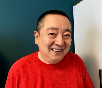 ​主持人董浩：4岁丧父，两次死里逃生，妻子和女儿成他最大依靠