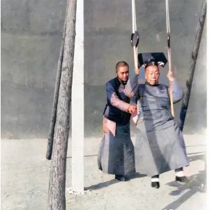 ​骑木驴游街的女犯人，宫女长得也不是电视剧演的那么光鲜亮丽