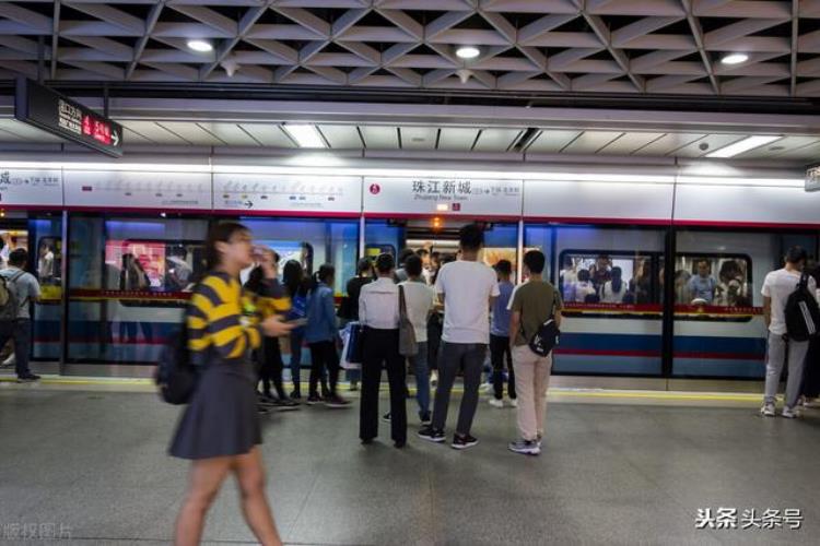 同一个城市公路修得笔直地铁线路却弯弯曲曲为什么不修直线
