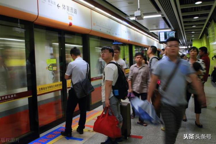 同一个城市公路修得笔直地铁线路却弯弯曲曲为什么不修直线