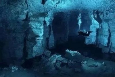 ​两大妈囤积大量食盐后，在街边摆摊售卖无人问津，只能靠自己吃了