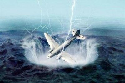 ​百慕大三角有一部分人说是自然造成了，比如磁场，磁场改变了空间