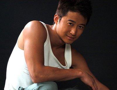 铁血硬汉吴京长什么样(铁血男神吴京历经几段曲折情史)(2)