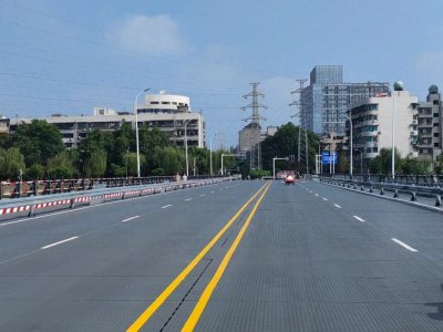 ​压双实线随意掉头？罚！