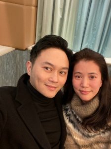 ​张智霖晒结婚19周年纪念日合照，黑色西装下的他，依旧帅气难挡