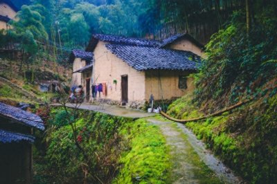 ​带自己老婆参加多人活动(带妻子参加同学聚会，大家看不起我们，妻子说出实情，