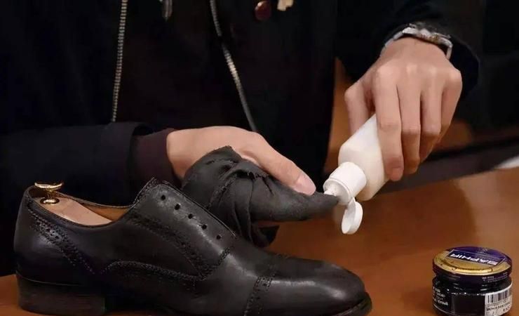 皮鞋应该怎么保养