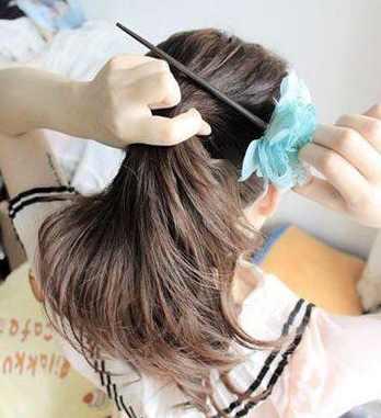 发簪怎么自己盘发最简单(教你如何用发簪盘发)(2)