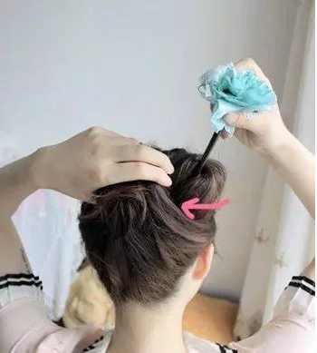 发簪怎么自己盘发最简单(教你如何用发簪盘发)(3)