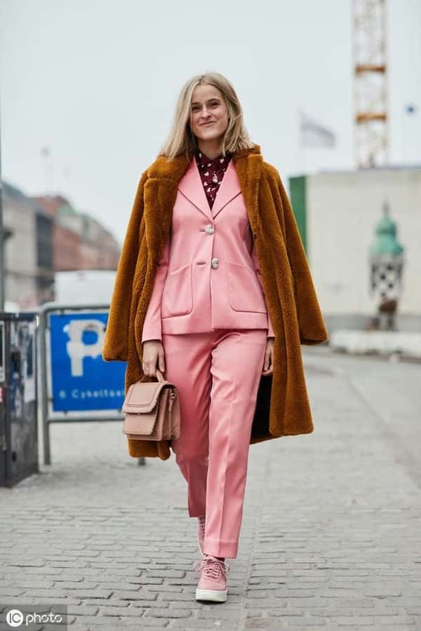 烟管裤和西装裤有什么区别(烟管裤是什么样子的)