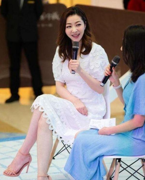 熊黛林身穿一袭白裙惊艳亮相 笑容甜美举止优雅女人味十足