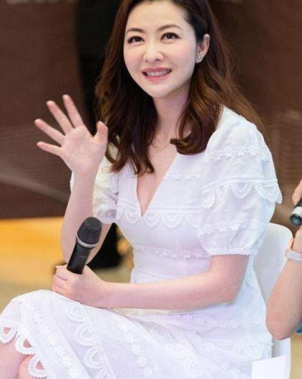 熊黛林身穿一袭白裙惊艳亮相 笑容甜美举止优雅女人味十足