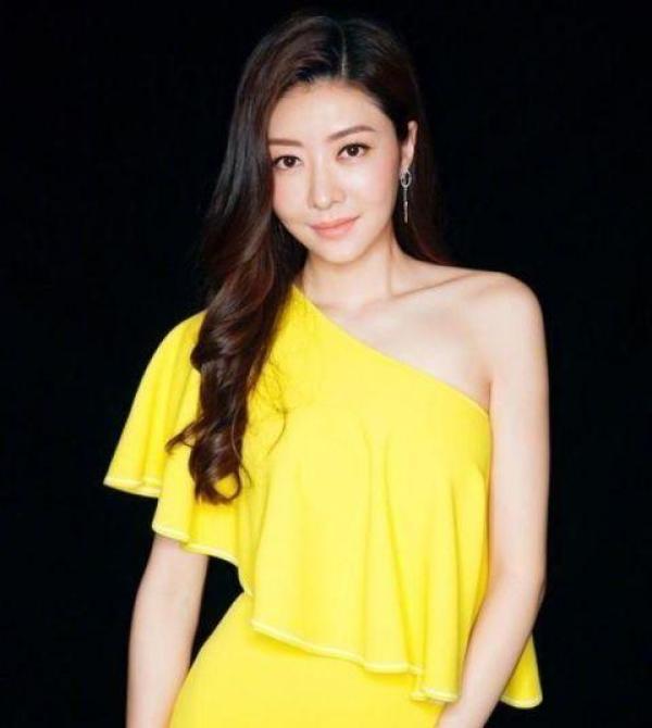 熊黛林身穿一袭白裙惊艳亮相 笑容甜美举止优雅女人味十足