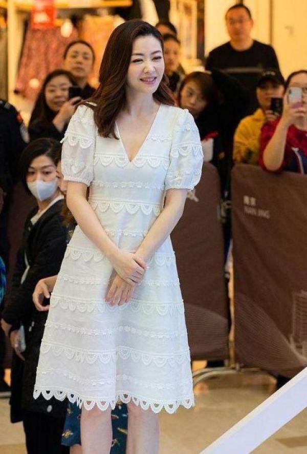 熊黛林身穿一袭白裙惊艳亮相 笑容甜美举止优雅女人味十足