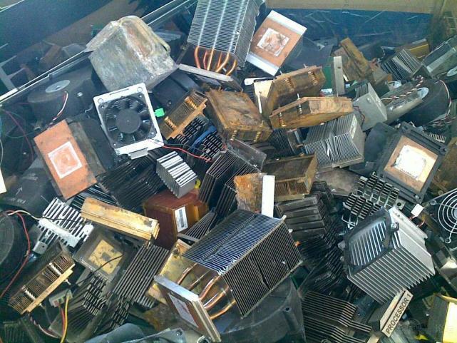 中国不是垃圾场!中国突然宣布禁止进口洋垃圾 国人不再受害