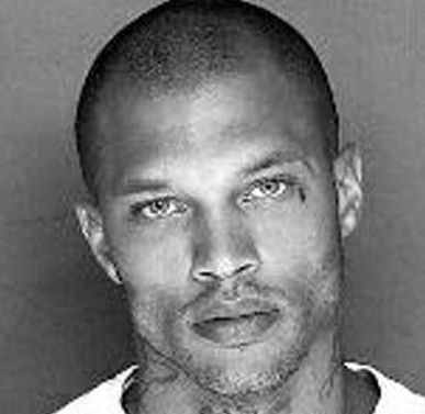 男子进女子监狱献身(女犯人是男狱警的后宫)