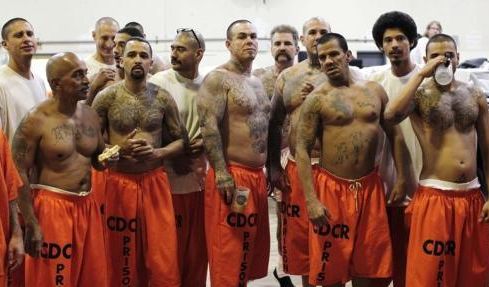 男子进女子监狱献身(女犯人是男狱警的后宫)