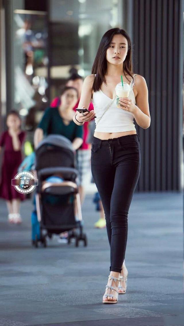 街拍:穿紧身牛仔裤的美女,前凸后翘,性感至极!