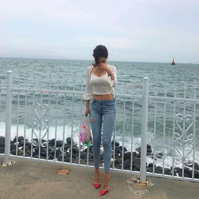 街拍:穿紧身牛仔裤的美女,前凸后翘,性感至极!