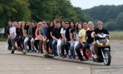 ​世界上最长的踏板摩托车 由英国人开发长22米(可载25人)