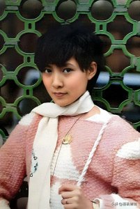 ​84年，首位嫁给外国人，断绝父母关系的“北影校花”，如今怎样了
