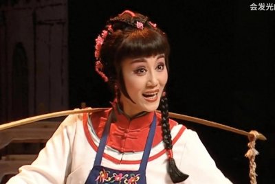 ​越剧舞台上的灵动双星：陈辉玲与朱丹萍，赋予“九斤姑娘”的聪慧