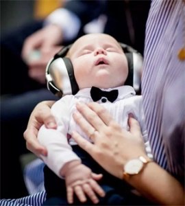 ​婴儿坐飞机要买票吗（带宝宝乘飞机有哪些注意事项？这些权益别错过）