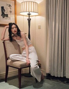 ​刘雯穿吊带背心晒居家照 身型纤细如纸马甲线亮眼