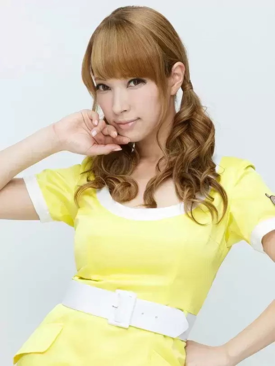 如异国美女般魔鬼身材的蒂亚写真分享，美日混血的天花板！