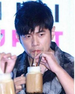 ​43岁周杰伦近照曝光，大病初愈后暴瘦一大圈，网友纷纷猜测他是否偷偷练起了刘