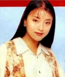 ​亚宁为感情放弃事业，网友热议：她值得吗？