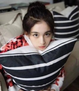 ​钟丽丽在《小欢喜》中扮演的角色及个人资料曝光，她因绯闻频繁登上热搜