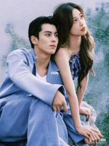 ​王鹤棣恋情疑云升级，与虞书欣亲密互动引发热议