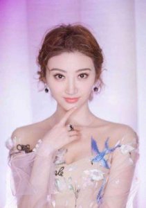 ​景甜31岁身材太晃眼，凹凸有致白白嫩嫩，网友：张继科是否后悔？