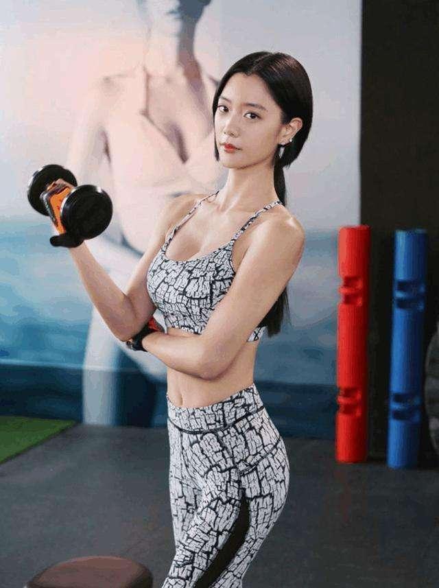 《情圣》中穿红裙子的美女，晒美艳近照，亚洲第一美女果然迷人