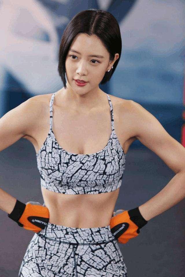 《情圣》中穿红裙子的美女，晒美艳近照，亚洲第一美女果然迷人