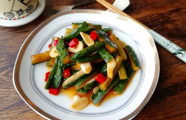 咸菜长白霉了还能吃吗,不能吃(吃了容易拉肚子)