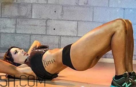 臀桥负重有危害吗？负重臀桥的正确做法